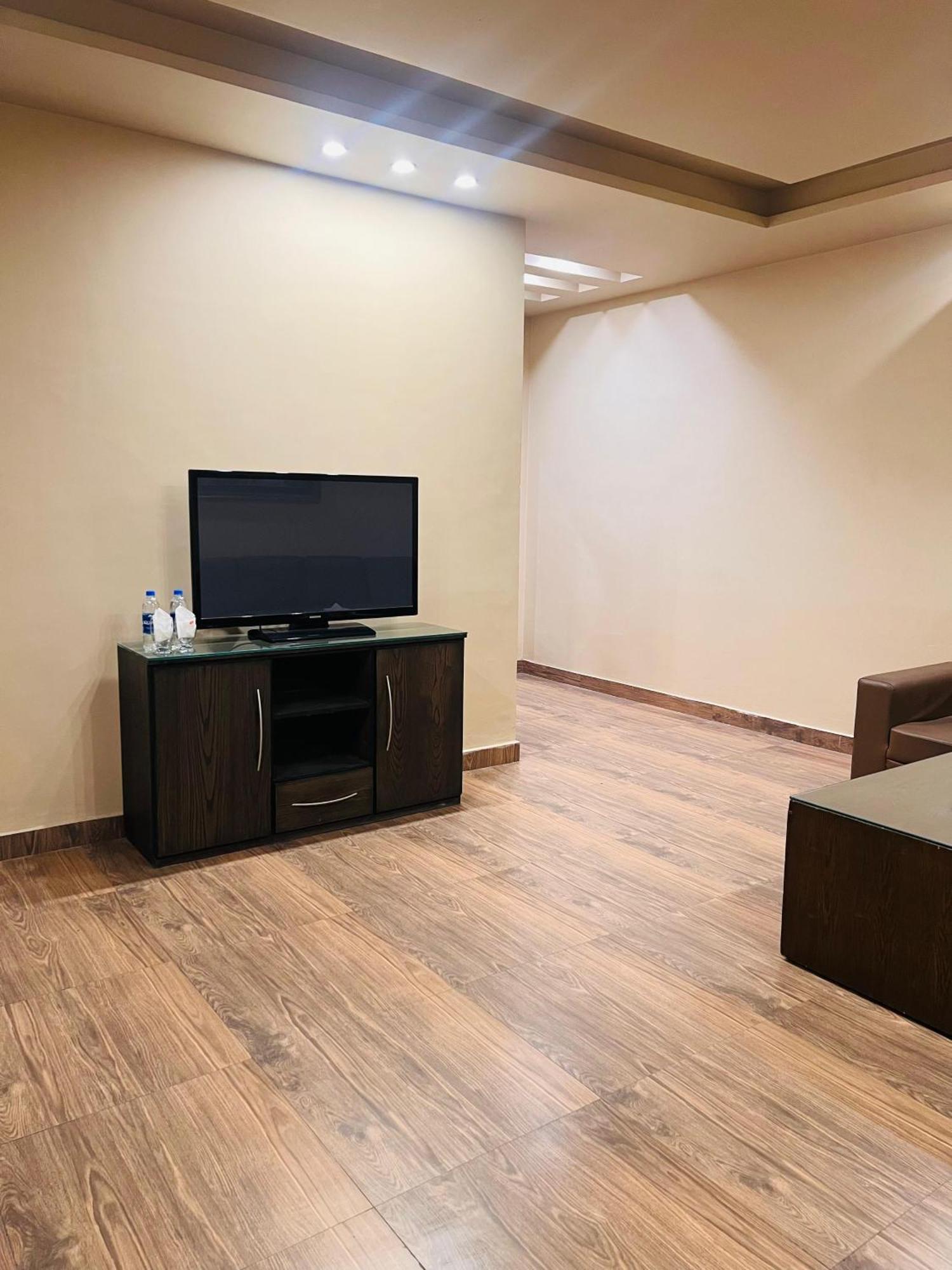 Grand Regent Hotel And Suites Faisalabad Exterior foto